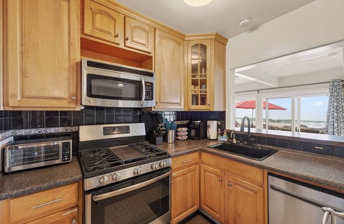 Rio del Mar House | Picturesque Beach Front home