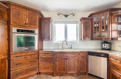 Stirling House | Picturesque Country Chalet with Hottub & Private Lake Experience