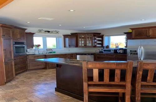 Stirling House | Picturesque Country Chalet with Hottub & Private Lake Experience