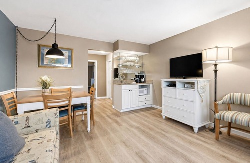 South Yarmouth Hotel | Pier 7 Condominiums