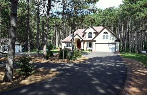 Arkdale House | Pine Forest Villa w/hot tub 5 min from Lake