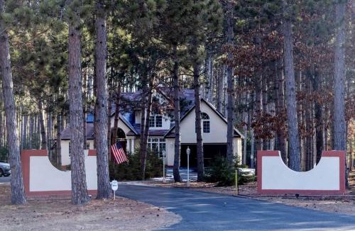Arkdale House | Pine Forest Villa w/hot tub 5 min from Lake