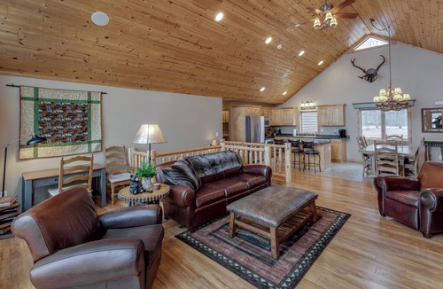 Crosslake Cabin | Pine Lake Lodge, Lakefront Swimming Beach, Dock, Room for 16, Live the lake life