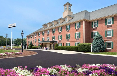 Woburn House | Pleasant Stay! FREE Parking, Pets Allowed Close to USS Constitution Museum!