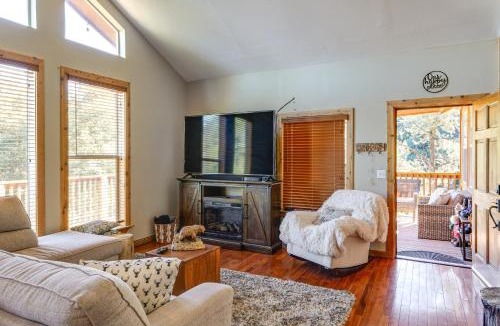 Pine Mountain Club House | PMC Mountainside Cabin: Hit the Trails, Play Pool!