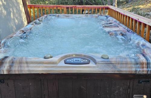 Pine Mountain Club House | PMC Mountainside Cabin: Hit the Trails, Play Pool!