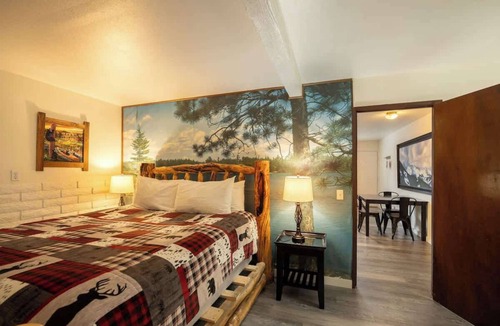 The Village Hotel | Polar Bear, Perfect Location, hot tub