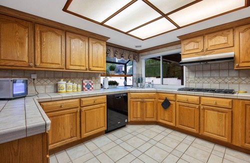 Simi Valley House | 'Poltergeist' Movie House – Premium Stay with Pool, Hot Tub, Fire Pit & More
