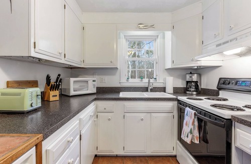 Brewster House | Pond Access, Fire Pit & Bikes, house with AC in charming Brewster
