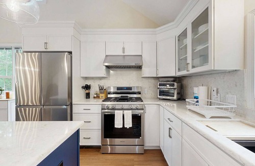 Sandwich House | Pond Treasure: Private beach, hot tub, sauna, play area & dog-friendly