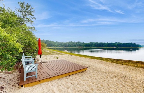 Sandwich House | Pond Treasure: Private beach, hot tub, sauna, play area & dog-friendly