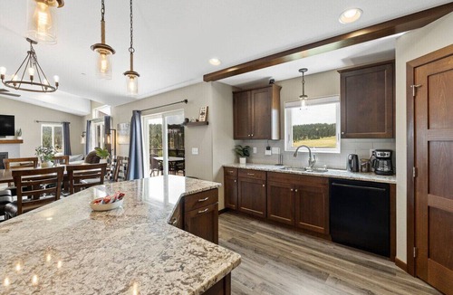 Colonial Pine Hills Apartment | Ponderosa Mile Retreat