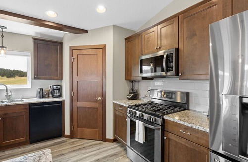 Colonial Pine Hills Apartment | Ponderosa Mile Retreat