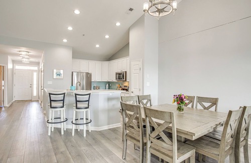 Sunset Island Condo | Pool, Beach Access! Canal-Front Ocean City Gem