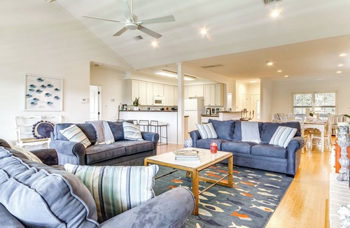 Shoreline Park House | Pool, Fire Pit & Tennis Court: Gem in Bay St Louis