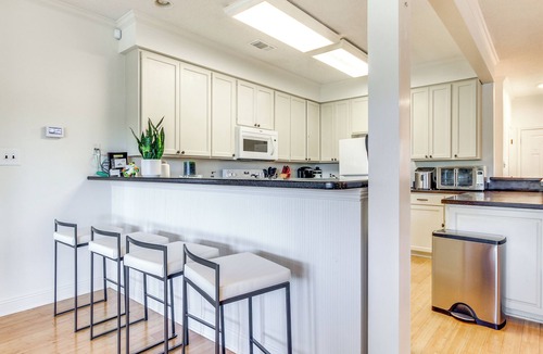 Shoreline Park House | Pool, Fire Pit & Tennis Court: Gem in Bay St Louis