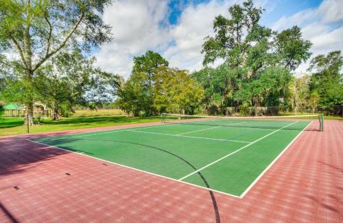 Shoreline Park House | Pool, Fire Pit & Tennis Court: Gem in Bay St Louis