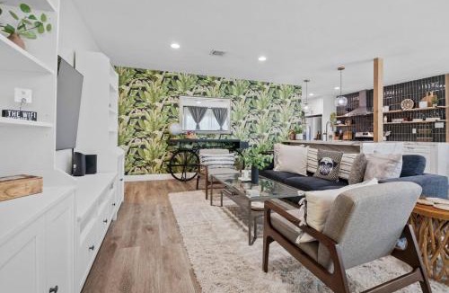 Inglewood House | Pool House Retreat near LAX, SoFi & Beach