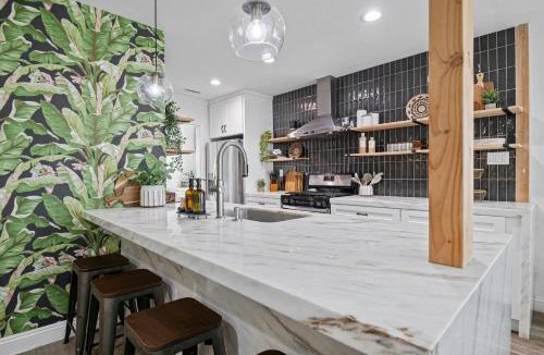 Inglewood House | Pool House Retreat near LAX, SoFi & Beach