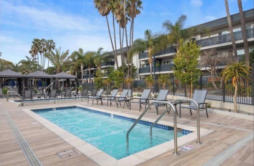 Santa Ana Heights Apartment | Pool, Jacuzzi, AC, Gym, Parking, Pickleball Courts