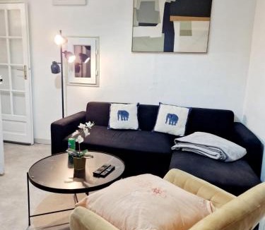 Aulnay-sous-Bois Apartment | Popcorn & Netflix near Paris, CDG & Parc des Expos