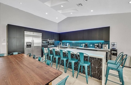 Spring Valley House | Posh Villa 8 Bdr X 5 Bth 16 Bds
