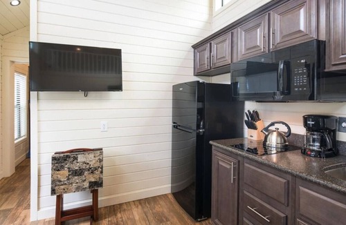 Camp Verde Hotel | Premium Cabin Sleeps 8 (2 Bedroom w/loft and sofa sleeper) at Riverfront Resort