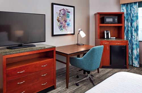 Valencia Hotel | Premium Corner Room with 2 Queens | 4.5 Miles to Towsley Canyon Nature Trails