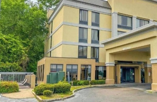 Tougaloo Apartment | Premium King bed Non-Smoking