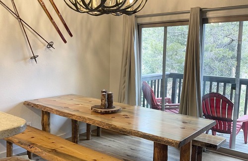 Mammoth Lakes House | PRESIDENT’S DAY WEEKEND OPEN! Walk to Canyon Lodge, 3 bed 3 bath Sleeps 10