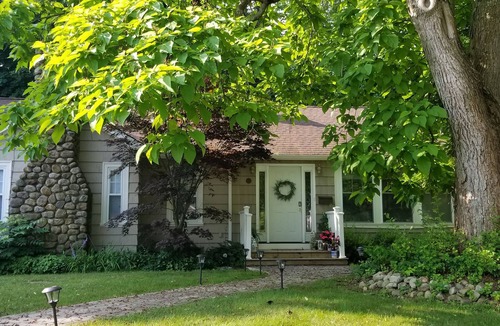 North Kingstown Cottage | Pretty beach house near URI, Newport