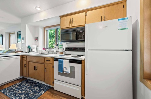 Fish Creek Condo | Prime Fish Creek Location: Holiday by the Bay