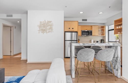 Beverly Hills House | Prime Hollywood Location - Pool Access + Gym