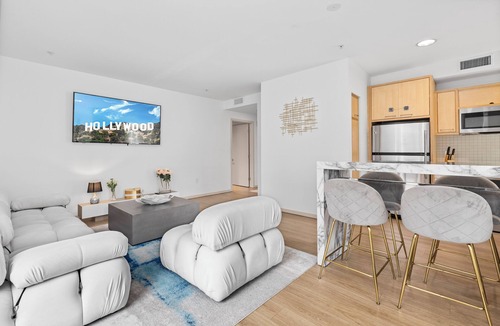 Beverly Hills House | Prime Hollywood Location - Pool Access + Gym