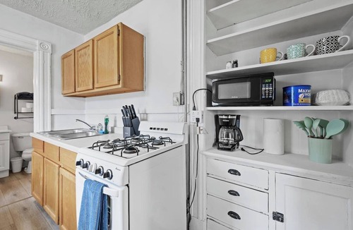 Thomas - Dale Apartment | Prime location, Fast Wifi, mins from light rail