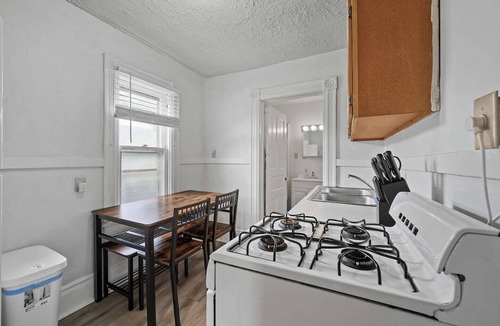 Thomas - Dale Apartment | Prime location, Fast Wifi, mins from light rail