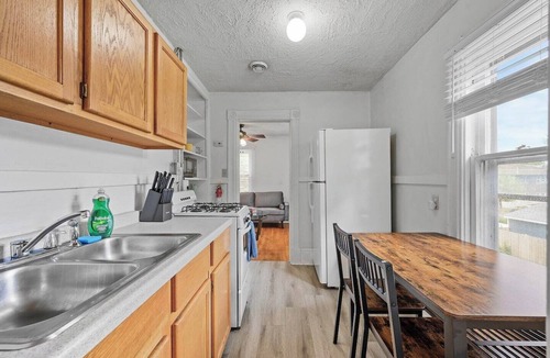 Thomas - Dale Apartment | Prime location, Fast Wifi, mins from light rail