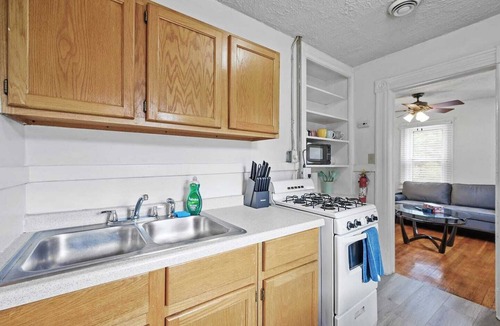 Thomas - Dale Apartment | Prime location, Fast Wifi, mins from light rail