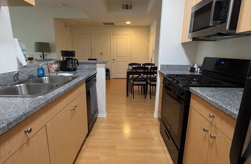 Lake Balboa Apartment | Prime Sherman Oaks Furnished Rental. Clean Centrally located washer dryer inunit