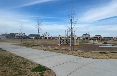 Hanford House | Pristine 3bed 2 bath bungalow in a safe suburban family friendly neighborhood.