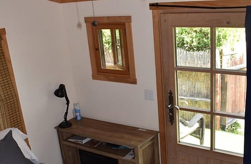 Santa Barbara Cabin | Private Cabin 2ppl kitchen, WiFi, free parking, pet friendly, jacuzzi