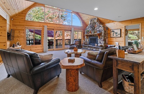 Friendship Cabin | Private Chef|Castle Rock Lake|30 miles to Dells|Fireplace|Games