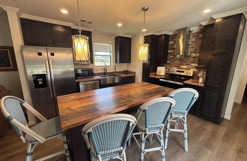 Saint Elmo House | Private Coastal Retreat 20 Min to the Beach