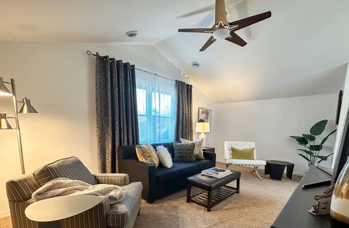 West Bloomington House | Private Guest Suite- Pool⭐Family & Dogs Friendly⭐City & Quiet Living