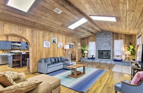 Sanatorium Cabin | Private hot tub Putting green Peaceful Mississippi cabin