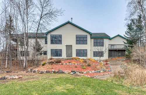 Melrude Cottage | Private Lakefront Home w/Game Room in Aurora!