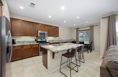Greenacres House | Private Retreat Near River Walk, Marketplace, CSUB