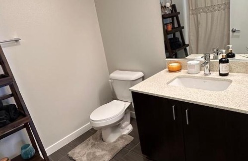 Hollywood Apartment | Private Room and Bathroom