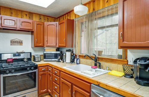 Pine Mountain Club Cabin | Private Sauna & Mtn-View Deck! Kern County Home