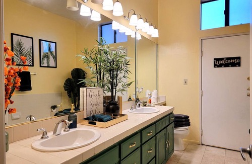 Beverly Hills Apartment | Private Studio suite by Beverly Hills w 2 Queen beds. 5 minutes to Rodeo Drive!